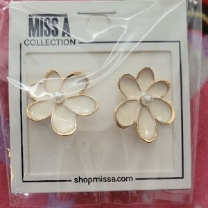 MISS A COLLECTION White Daisy Flower Earrings- So Cute!- NEW!